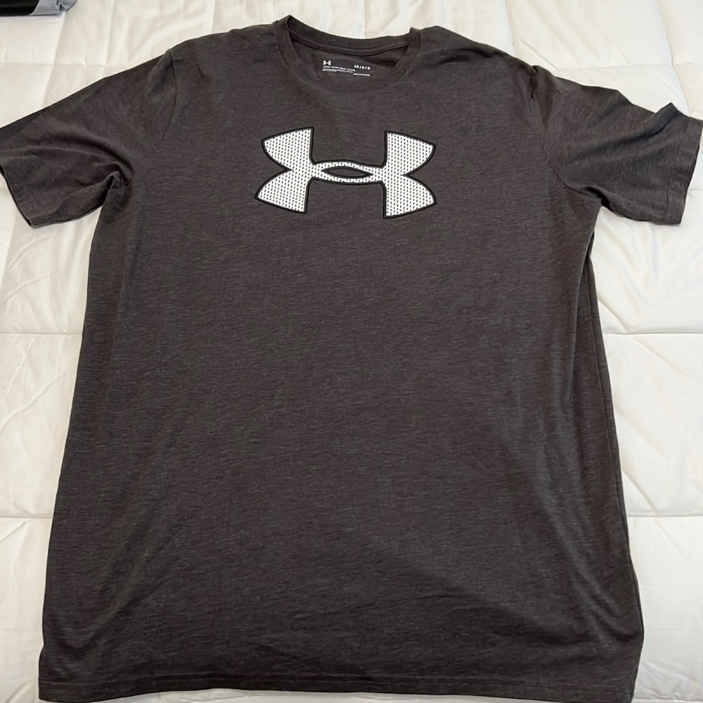 UA Large dark Heather gray t shirt with white logo- like new condition